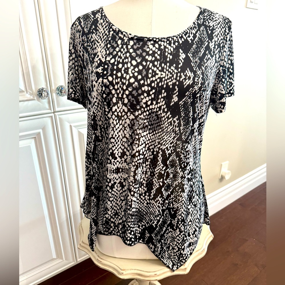 NWD Women's Size XL Black + White Snake Print Short Sleeve Top Shark Bite Hem